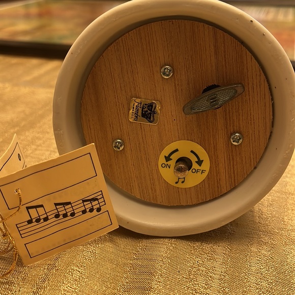 Musical Porcelain Figurine - Picture 4 of 8